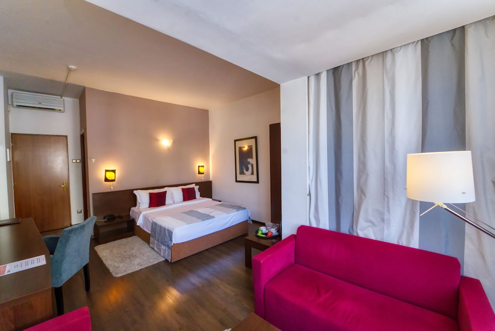 Unique Hotel 12/67