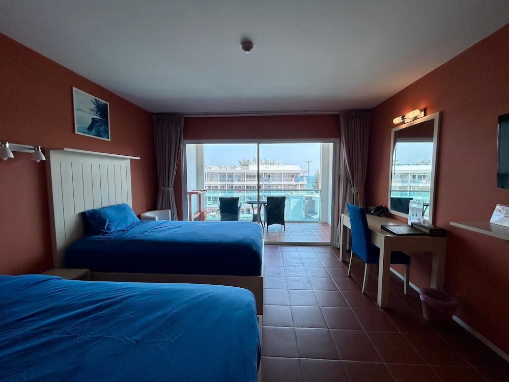DELUXE, TWIN BEDS
