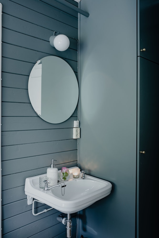 غرفة عائلية بسرير مزدوج وسريرين منفصلين بإطلالة على الجبل