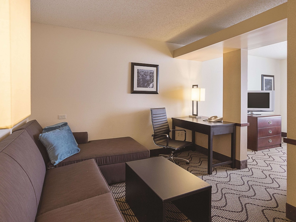La Quinta Inn & Suites by Wyndham Central Point - Medford 31/48
