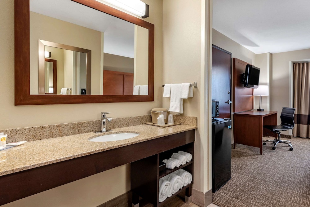 Comfort Inn Portland near I-84 and I-205 20/28