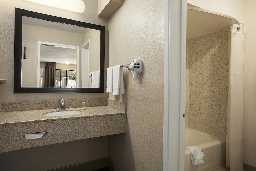 Super 8 by Wyndham Salinas 17/36