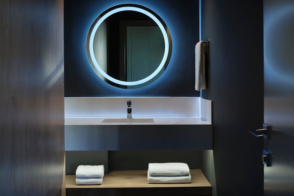 Moxy Athens City 36/66