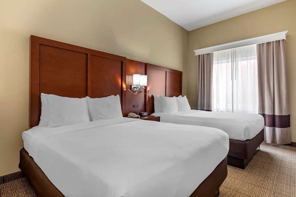 Comfort Suites West Dallas Cockrell Hill 15/35