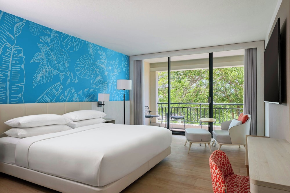 Room, King Bed, Partial View, Balcony