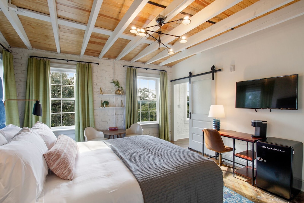LUXURY, QUEEN BED