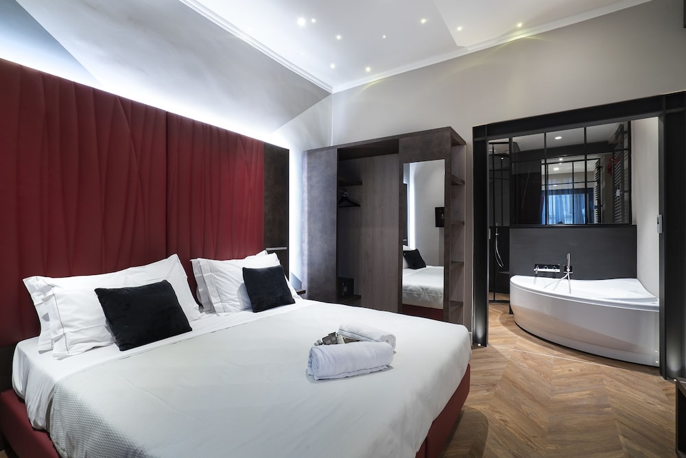LUXURY, SUITE, SAUNA, JETTED TUB