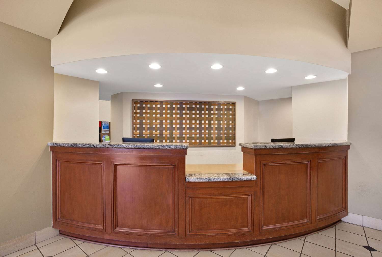 La Quinta Inn & Suites by Wyndham New Haven 7/49
