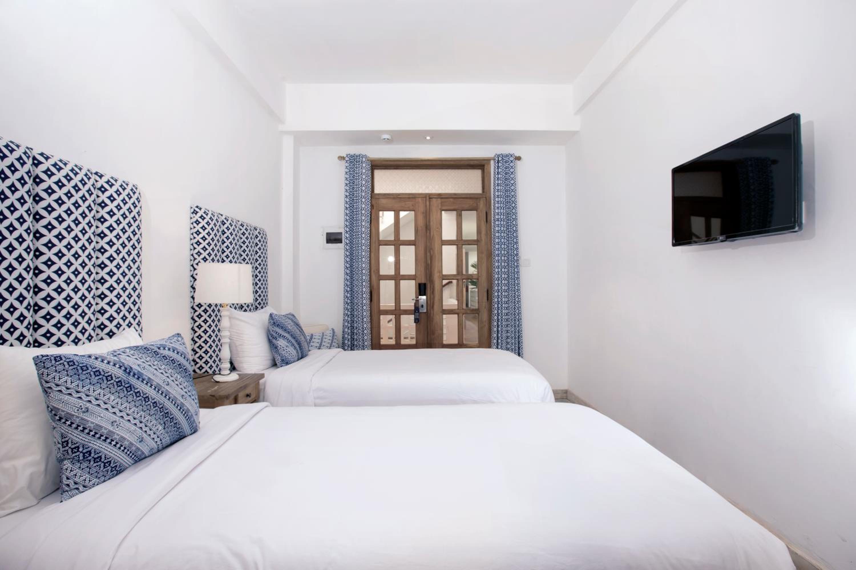 DELUXE, TWIN BEDS, HIGH FLOOR