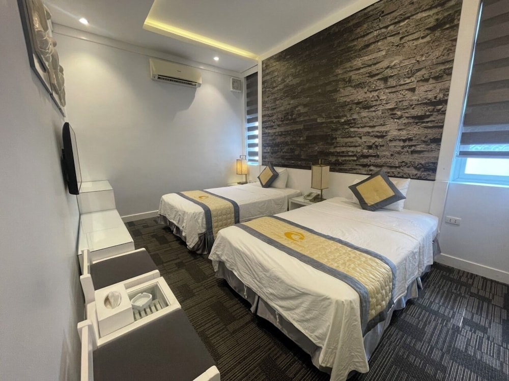 DELUXE, TWIN BEDS, BATHTUB