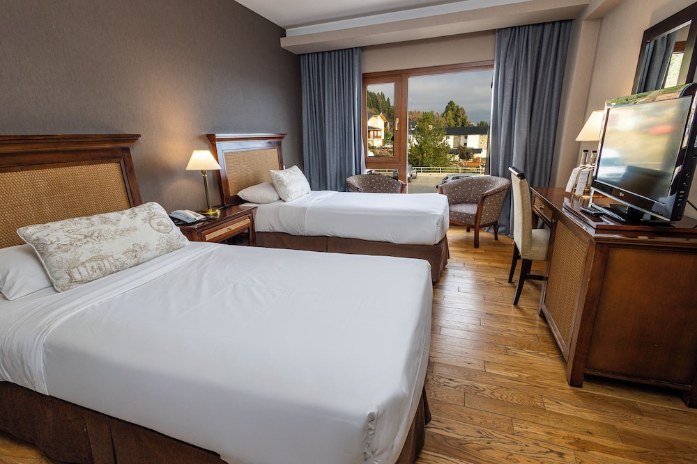 Standard, Twin Beds, Partial Lake View