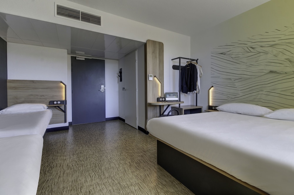غرفة رباعية بسرير مزدوج وسريرين منفصلين، B&B Hotel Marseille Prado Velodrome 4/9