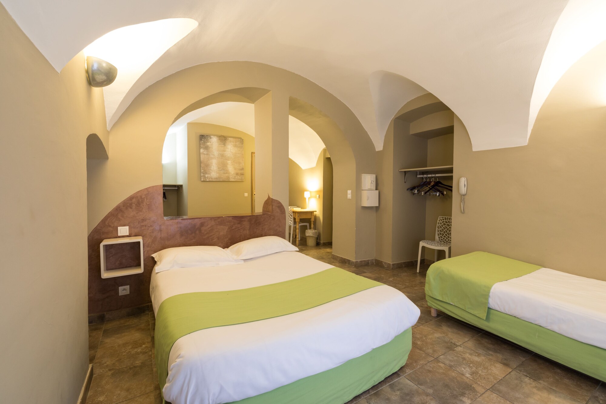 ROOM, QUINTUPLE