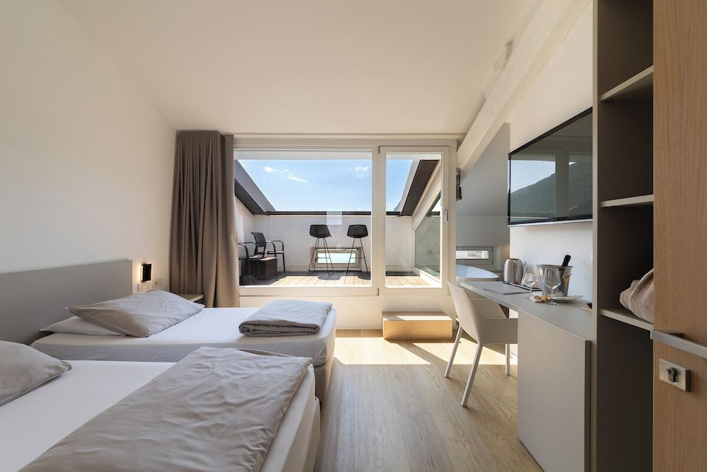 DELUXE, DOUBLE BED
