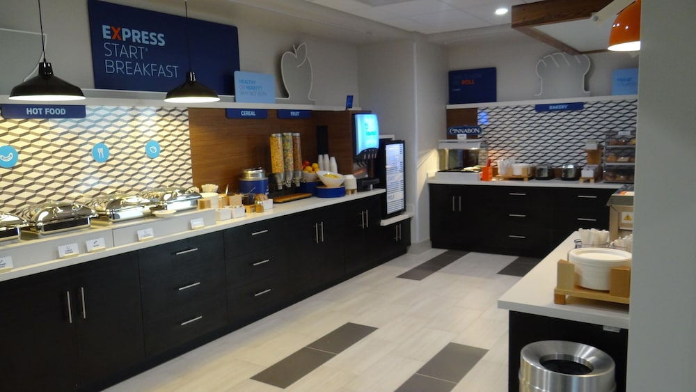 Holiday Inn Express & Suites Auburn Downtown 12/48