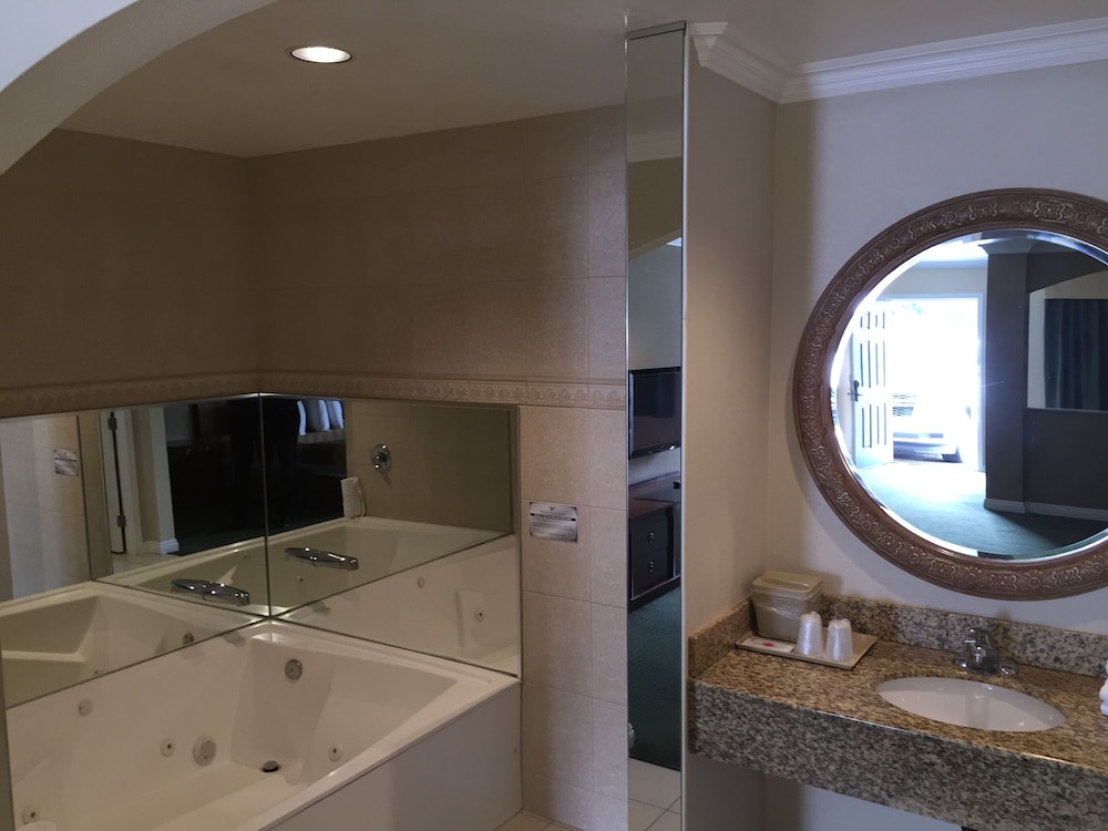 Walnut Inn & Suites 39/44