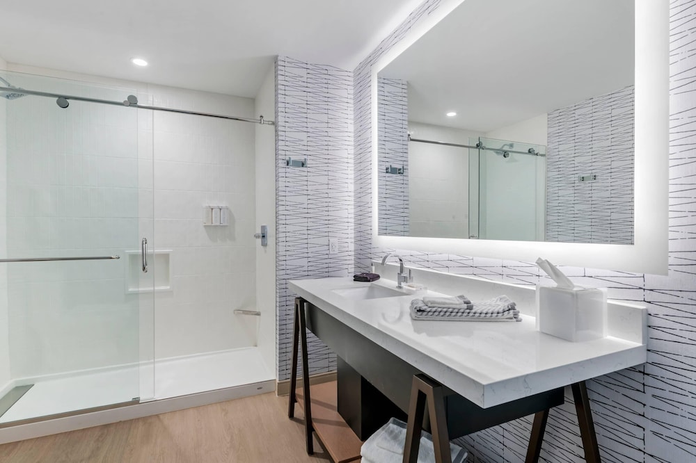غرفة قياسية بسريرين كوين، Cambria Hotel Austin Downtown 5/6