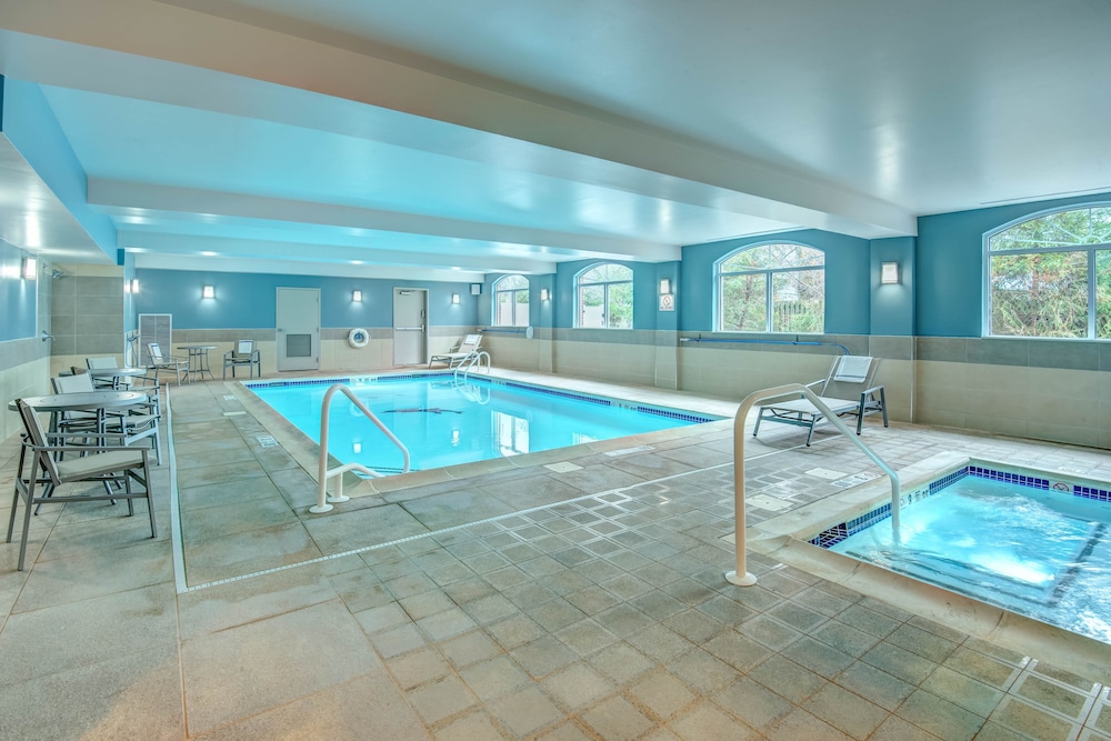 Holiday Inn Express Woodbridge 34/64