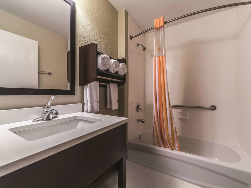 La Quinta Inn & Suites by Wyndham Collinsville - St. Louis 19/42
