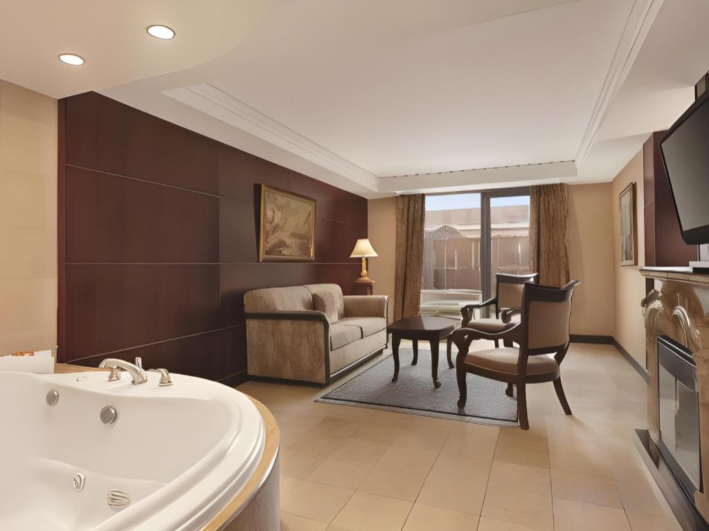 Upgrade, Suite, King Bed, Radisson Hotel Toronto Airport West 3/5