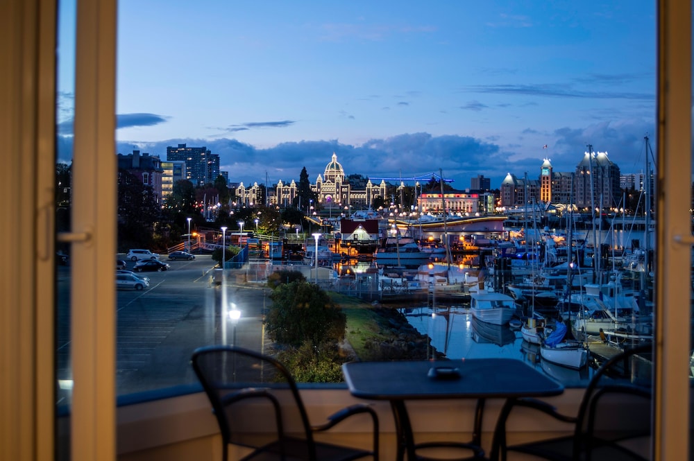Victoria Regent Waterfront Hotel & Suites 72/86