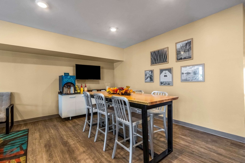 WoodSpring Suites Miramar 33/37