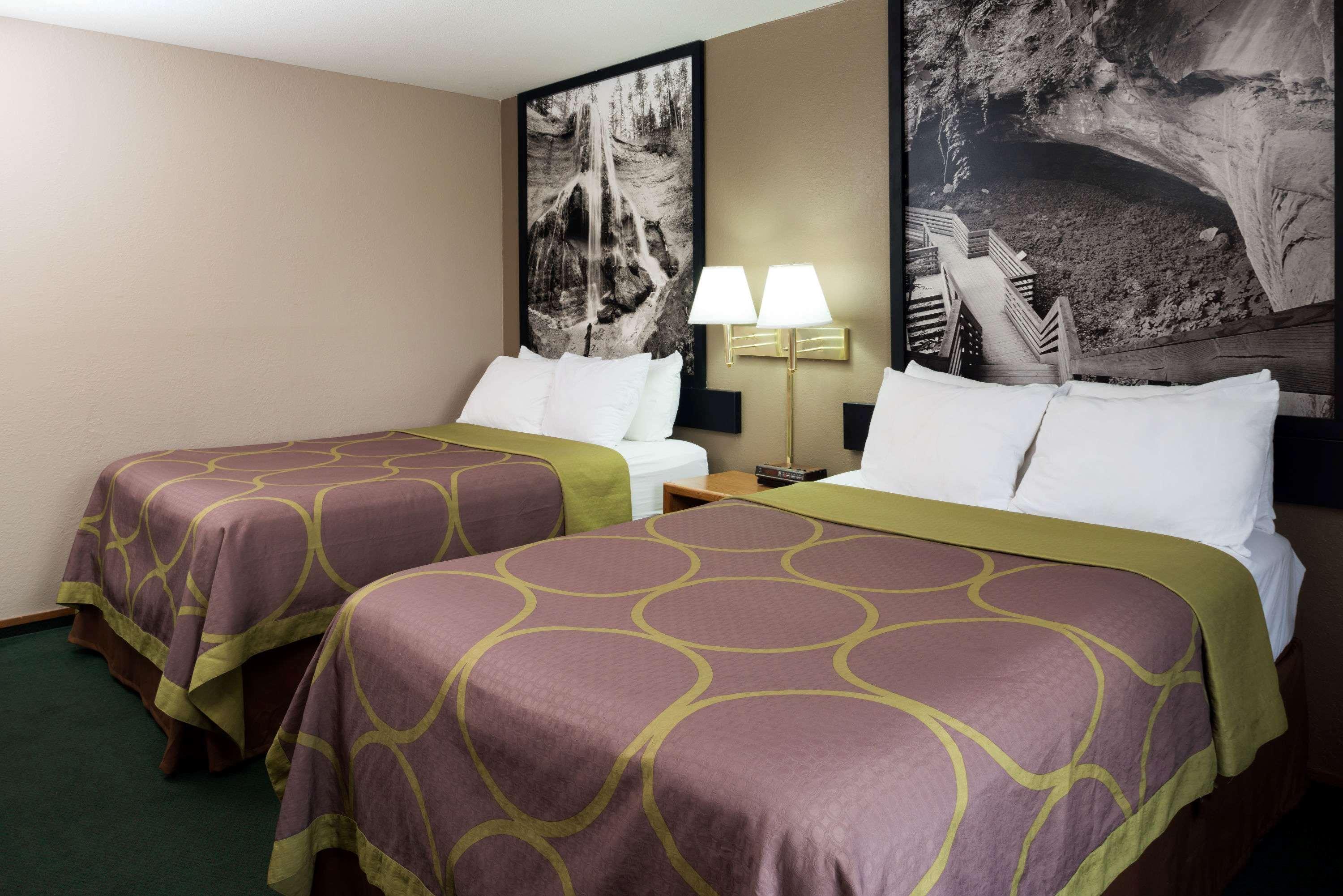 Super 8 by Wyndham Omaha NE 8/28