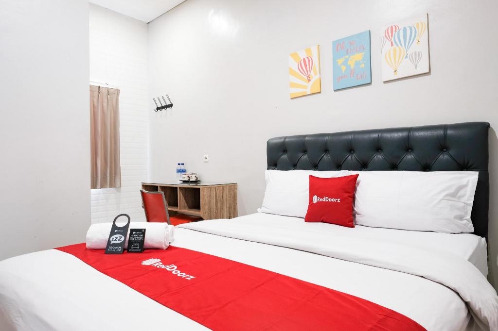 RedDoorz near Ciputra Golf Surabaya 12/50