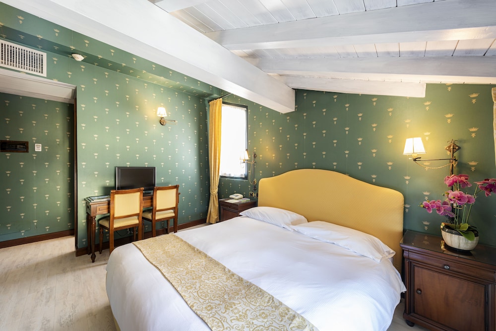 Hotel Du Lac 12/43