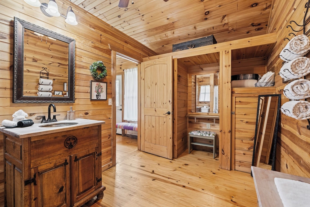 Luxury, Cabin, King Bed, Hill View, Hot Tub، City on a Hill at Spring Creek 7/7