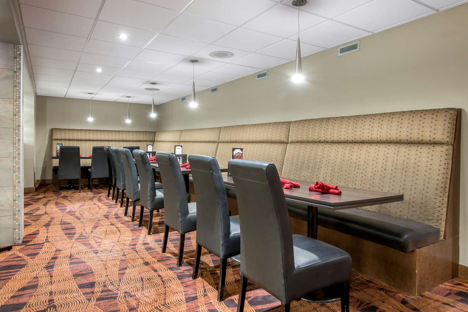Clarion Hotel & Suites Brandon 31/35