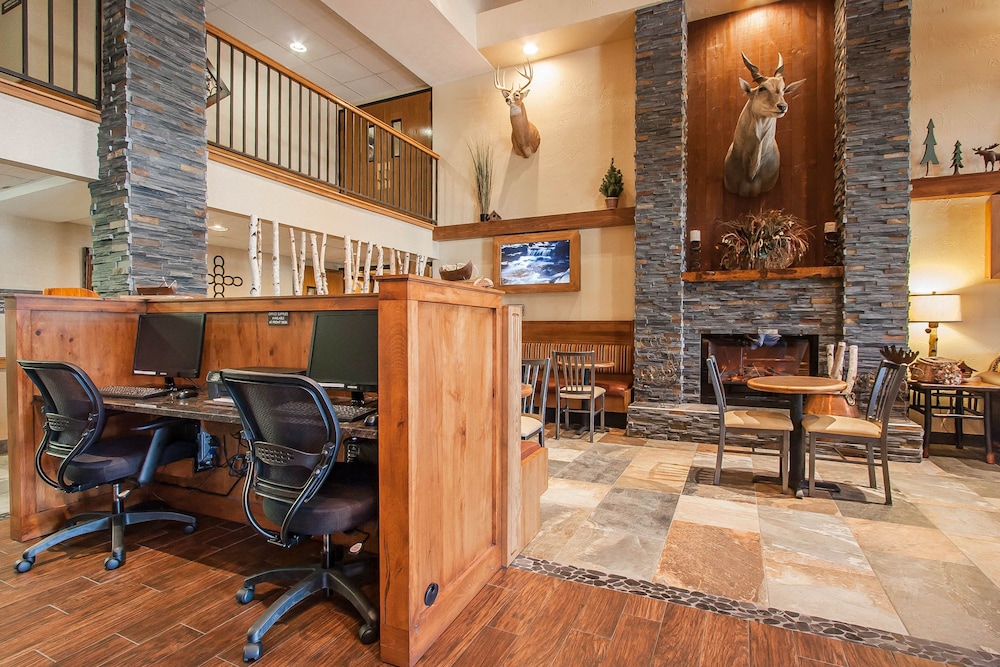 Comfort Inn at Thousand Hills 35/39