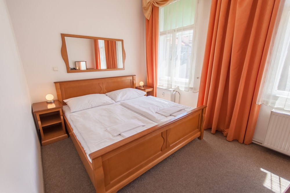DELUXE, DOUBLE OR TWIN BED