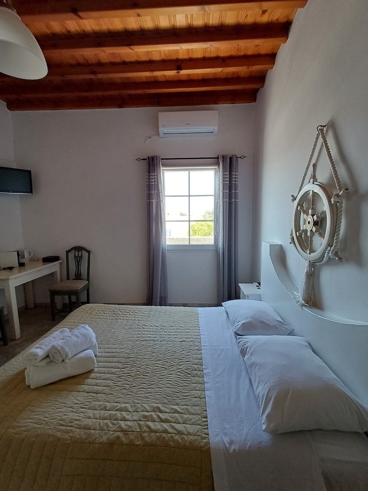 Manos Rooms 10/50