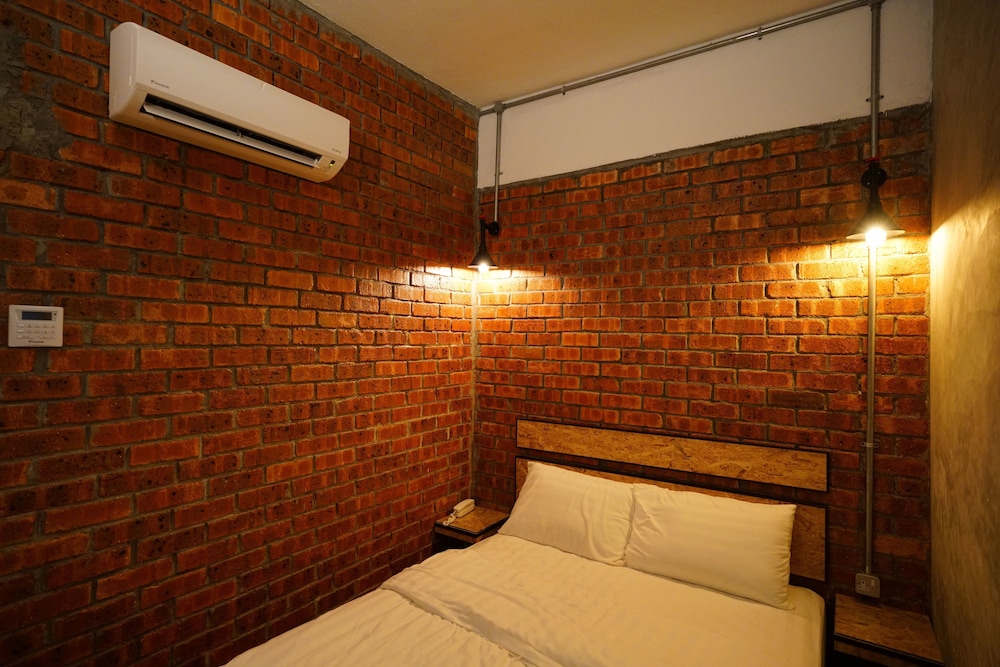 Brick Box Hotel 30/45