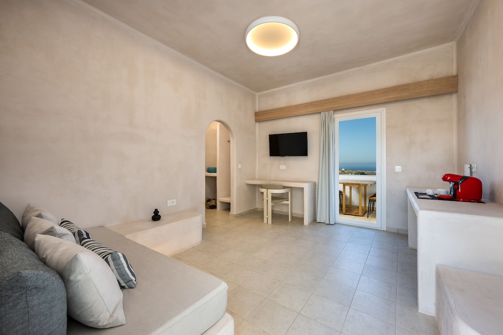 Aelia Luxury Suites 25/50