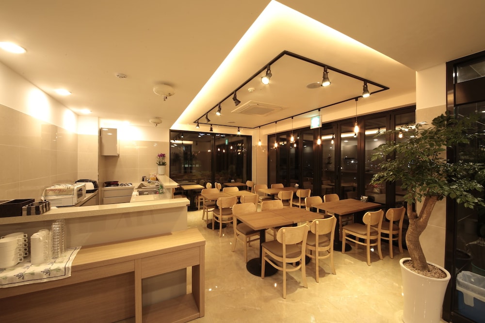Harbor Hotel 25/34
