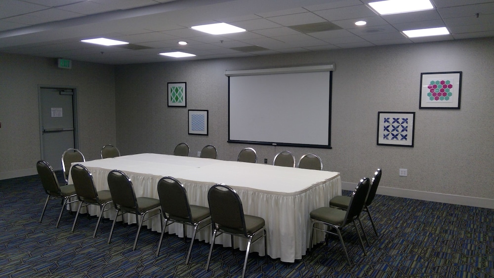 Holiday Inn Express Hotel & Suites Tracy 63/77
