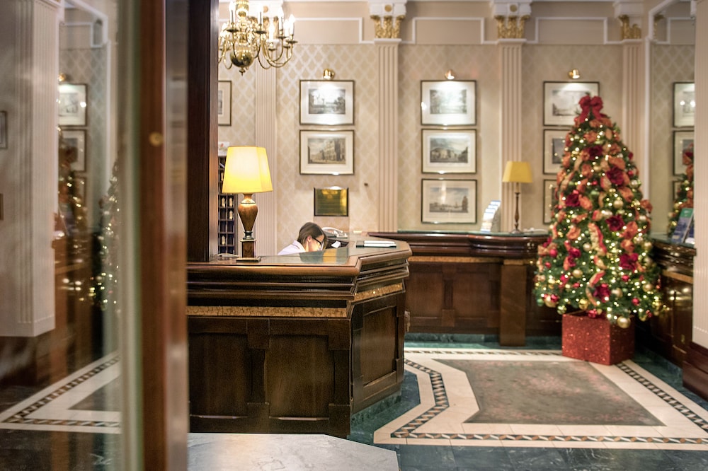Wynns Hotel 6/33
