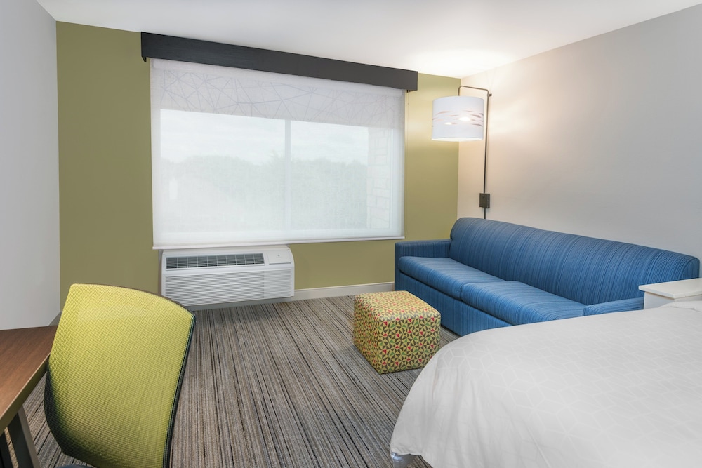 Holiday Inn Express & Suites Sugar Land SE - Missouri City 23/65