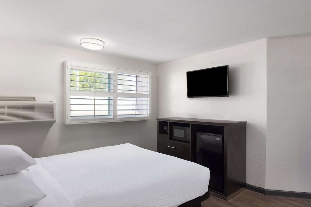 Ramada by Wyndham Medford Airport North 10/47