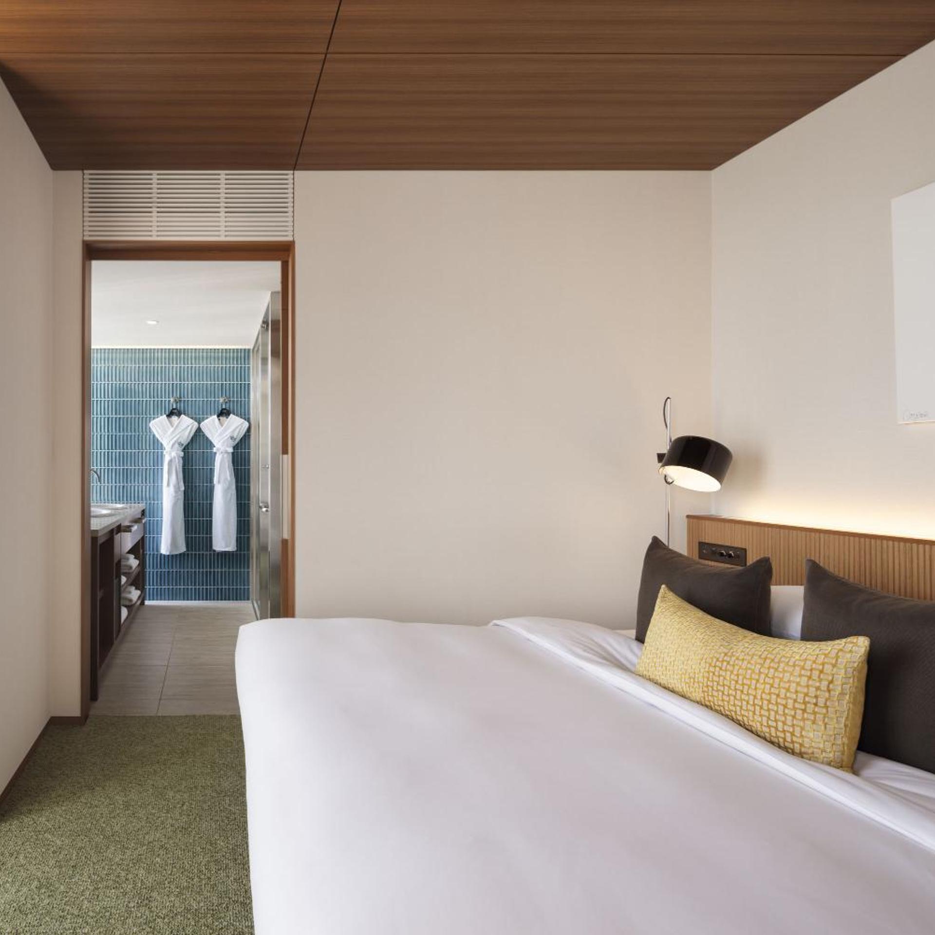 SUITE, KING BED, CITY VIEW