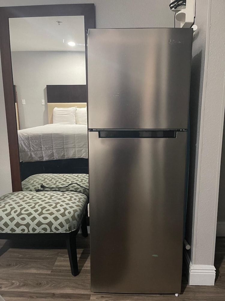 The Executive Inn Suites 18/67