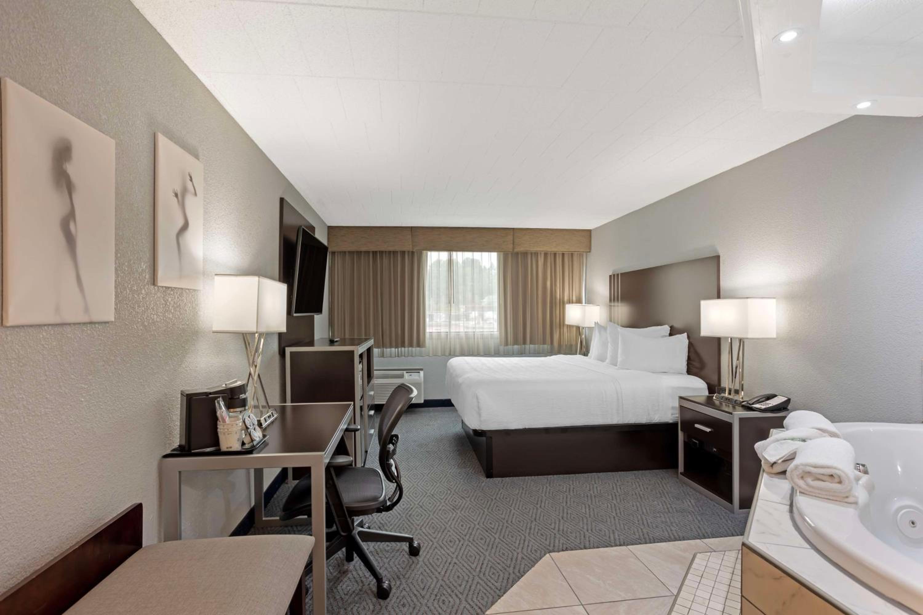 غرفة بسرير كينج بجاكوزي، Best Western Plus Reading Inn & Suites 4/9