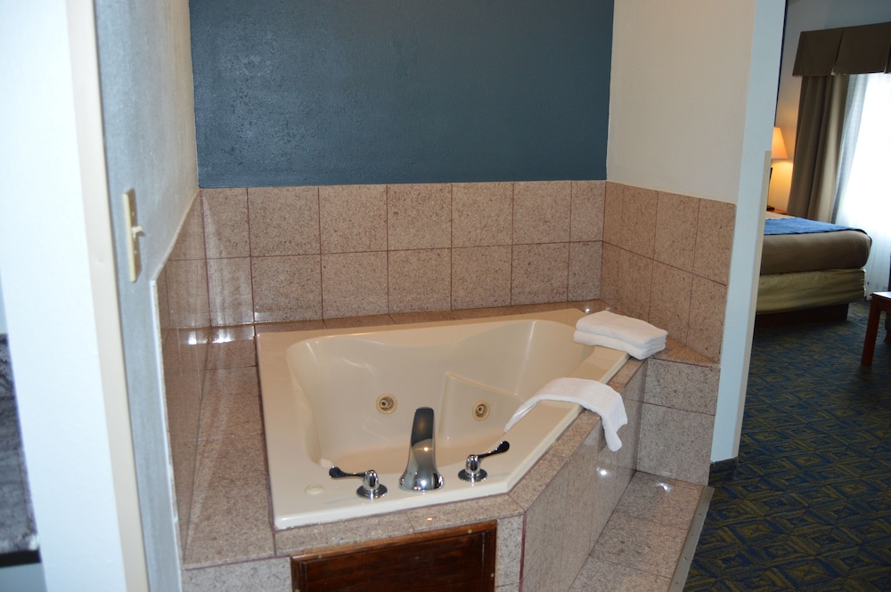 Comfort Inn & Suites Cincinnati Uptown Clifton 41/45
