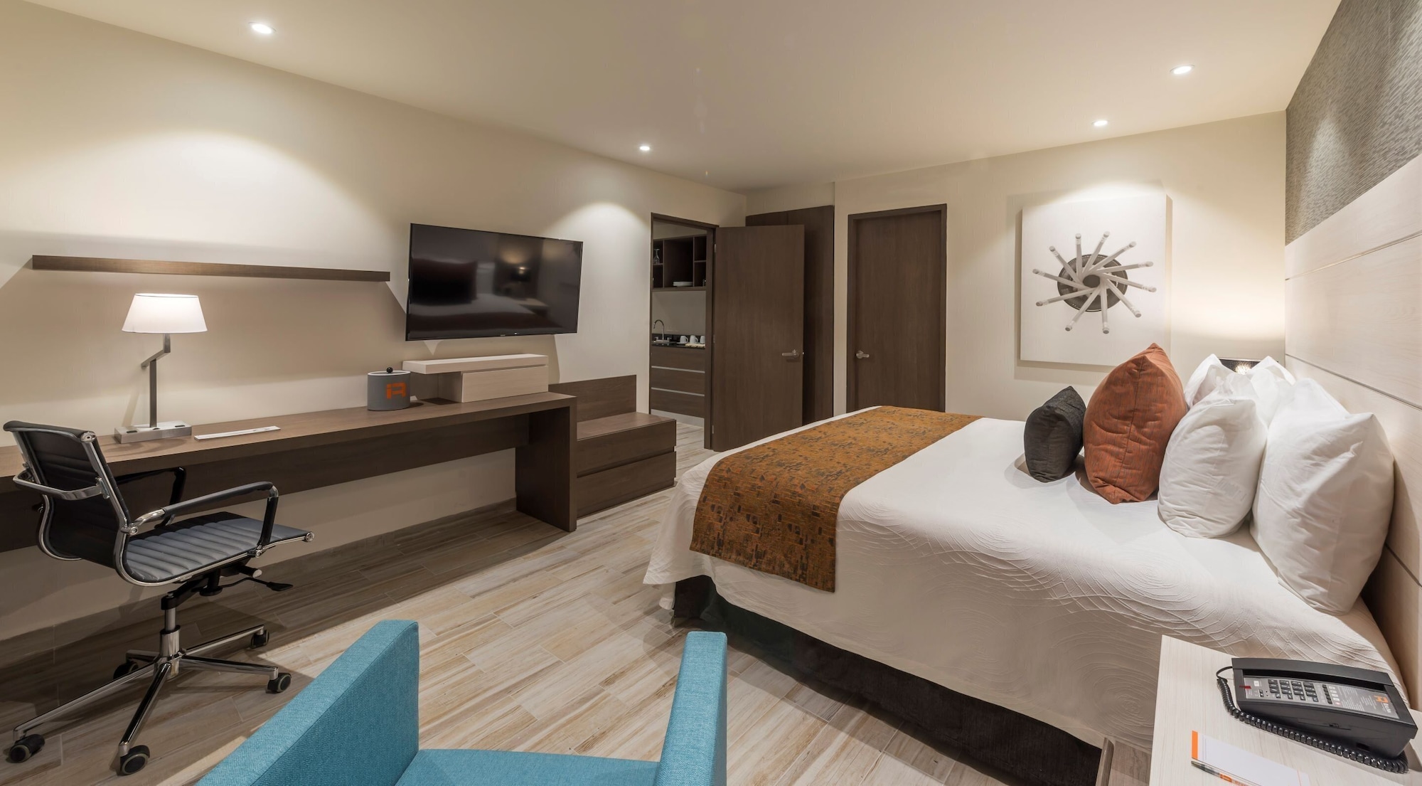 MASTER, SUITE