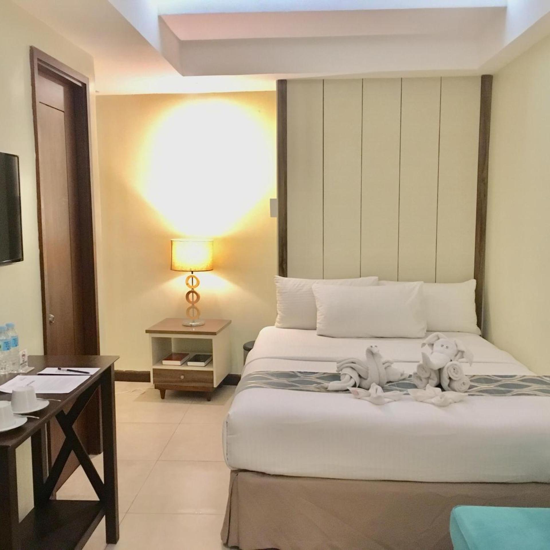 Deluxe, Queen Bed, No Window