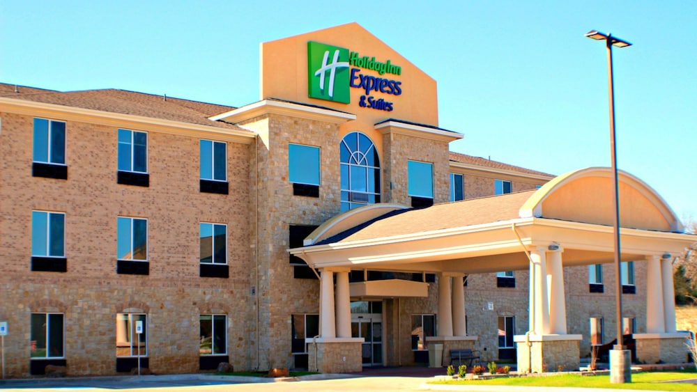 Holiday Inn Express Suites Bonham 1/33