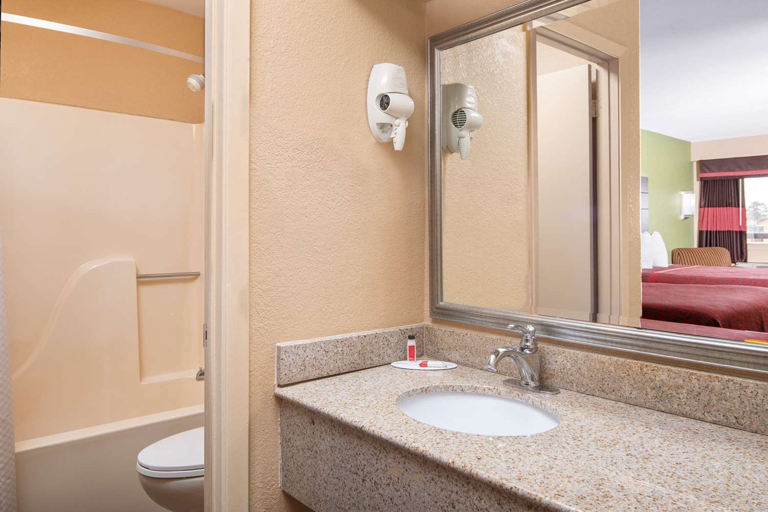 Days Inn By Wyndham Tupelo 16/19