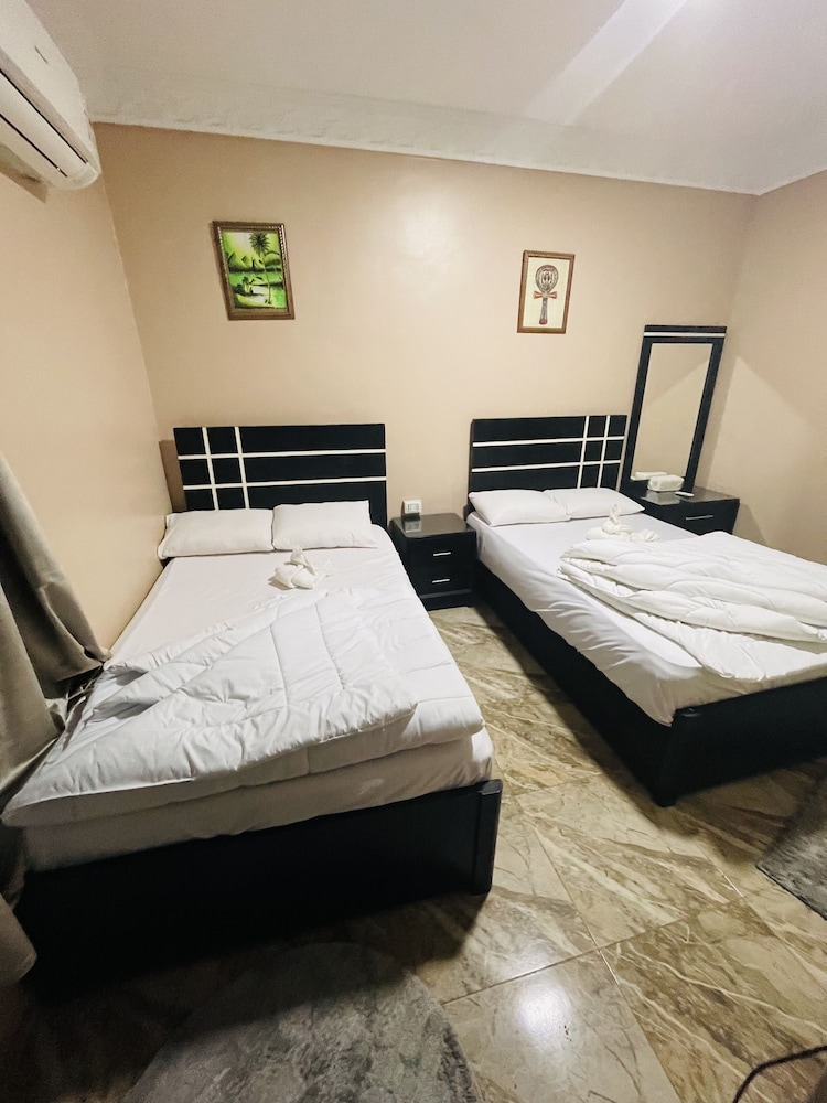 Three Giza Pyramids Inn 13/65
